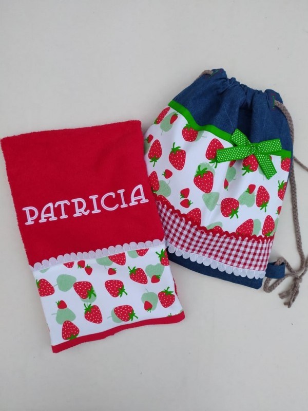 Conjunto toalla y mochila fresas personalizada