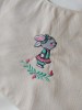 Babero bordado conejita con falda personalizable
