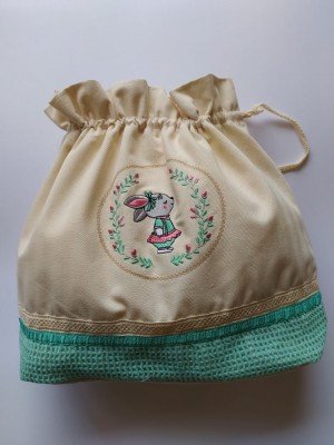 Bolsa, talega ovalada con bordado conejita