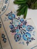 Chaleco mujer bambula marfil bordado azul