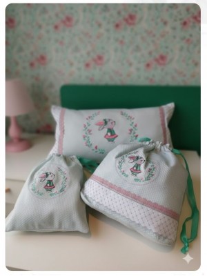 Conjunto cojín + 2 bolsas conejita verde agua personalizable