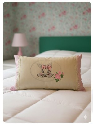 Funda de cojin bordado conejita topos rosa